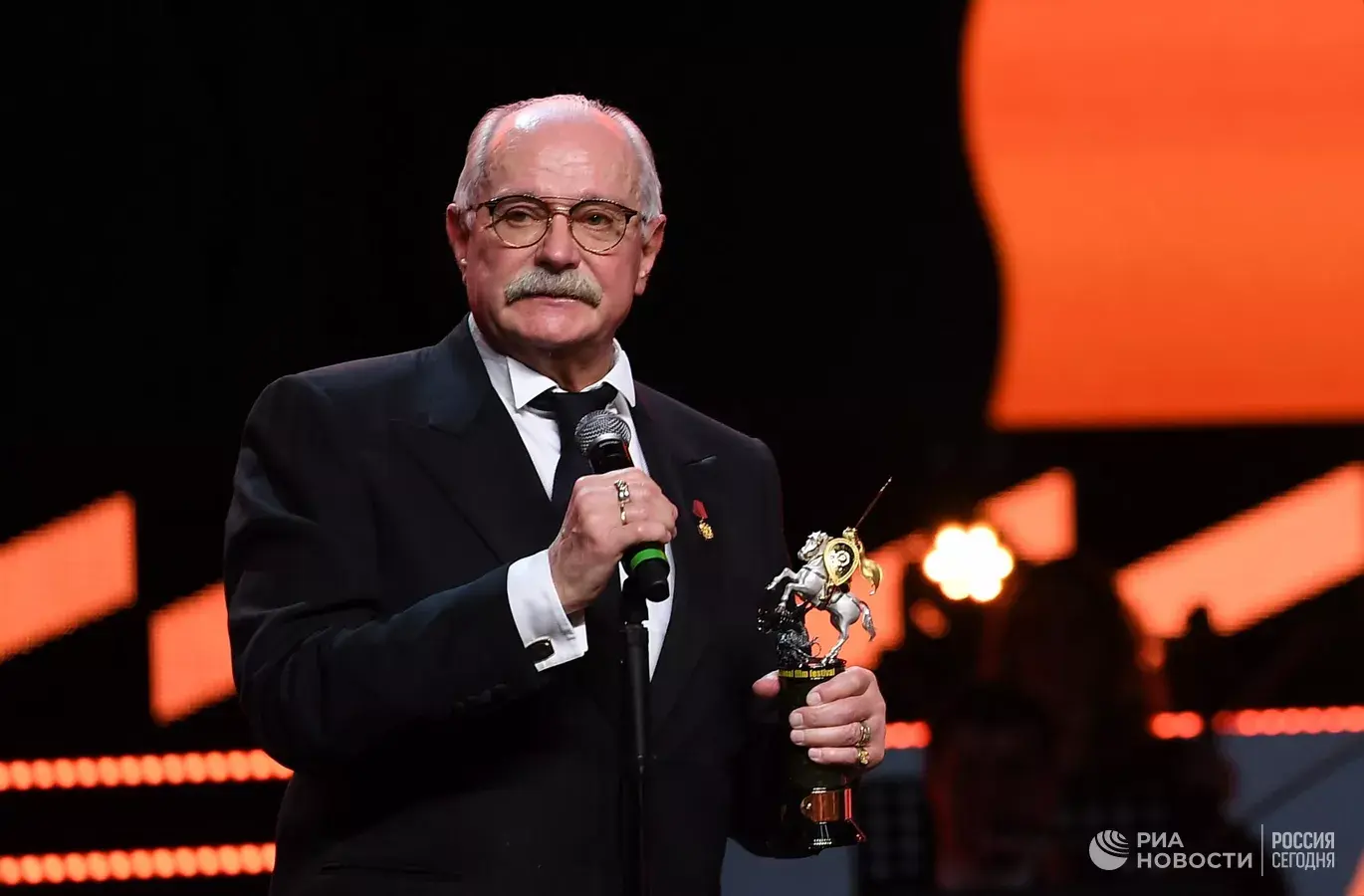 Никита Михалков: не стоит осуждать артистов, которые покинули Россию.