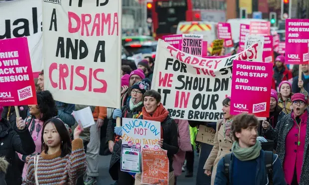 Судья по высшему образованию выражает обеспокоенность по поводу "растущего уровня депрессий’ среди студентов университетов.