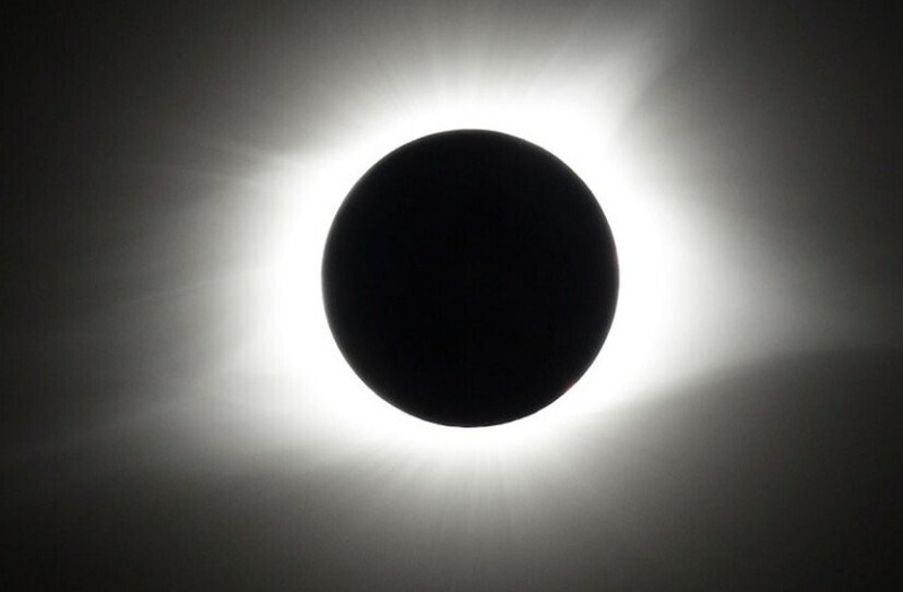 Редкое гибридное солнечное затмение сегодня можно наблюдать в Австралии. Только 7-е по счету в 21 веке