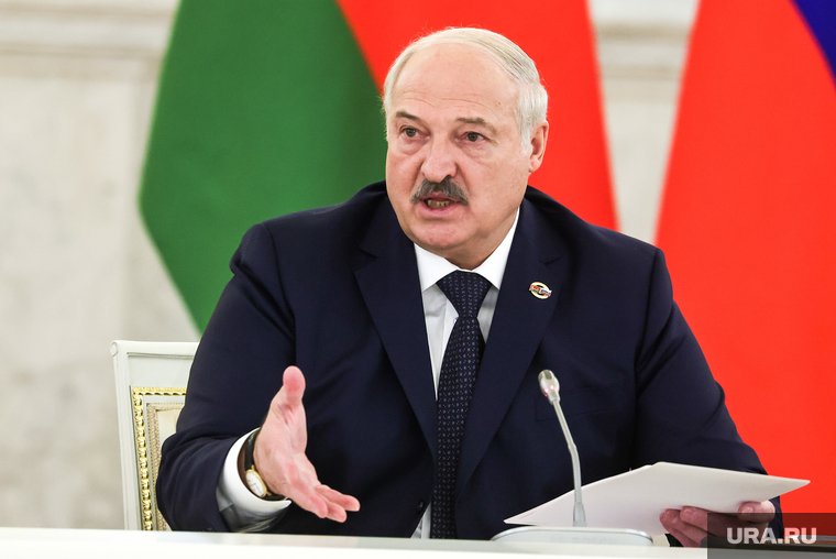 У Батьки нам бы поучиться — отучить чиновничью элиту держать счета и семьи за границей