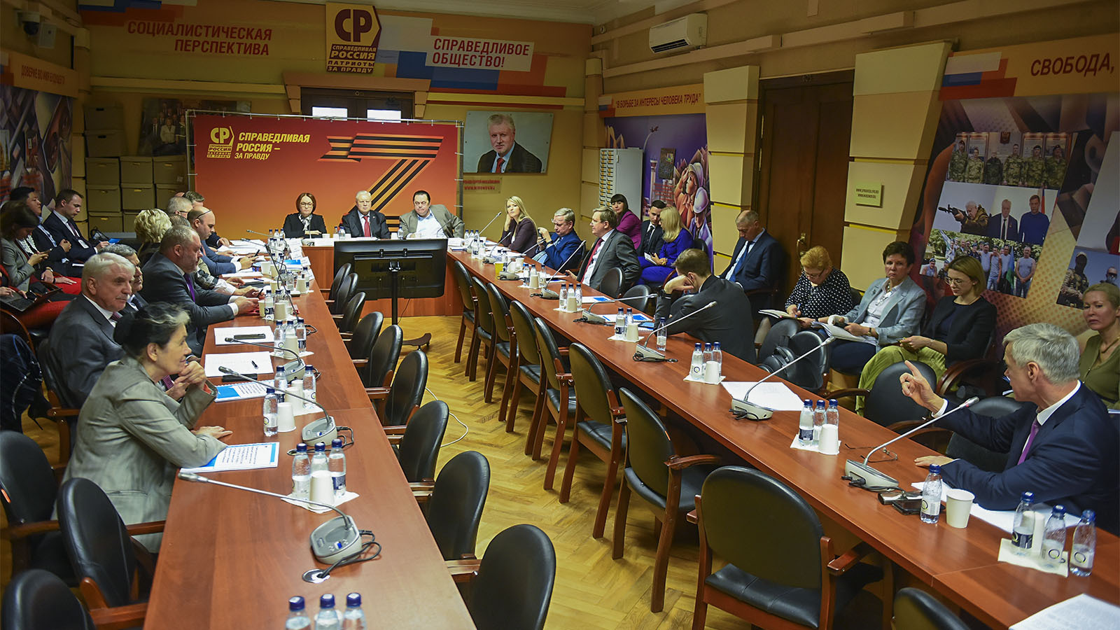 Пока на Кипре и Эмиратах закрывают счета россиянам, Эльвира Набиуллина в гостях у фракции Миронова (Справедливая Россия) заверяет, что всё "Ок"...