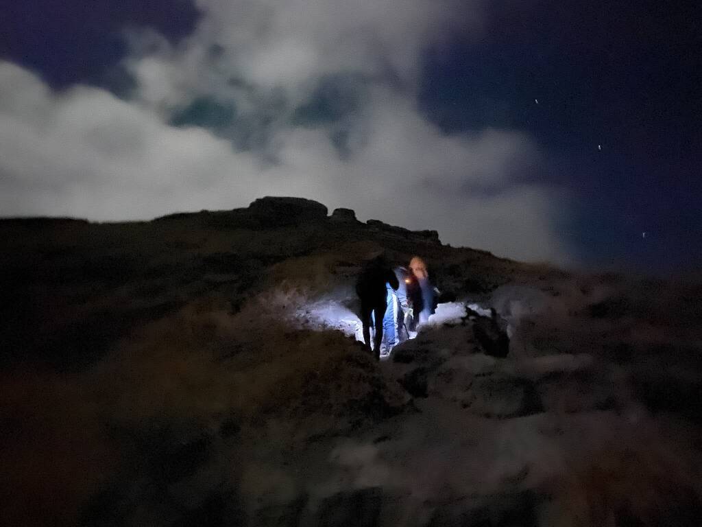 Вглядываясь в вулканы в Кратерном нагорье Танзании