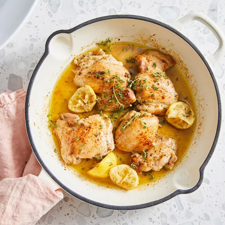Куриные бедра без костей и кожи с лимоном и чесноком.