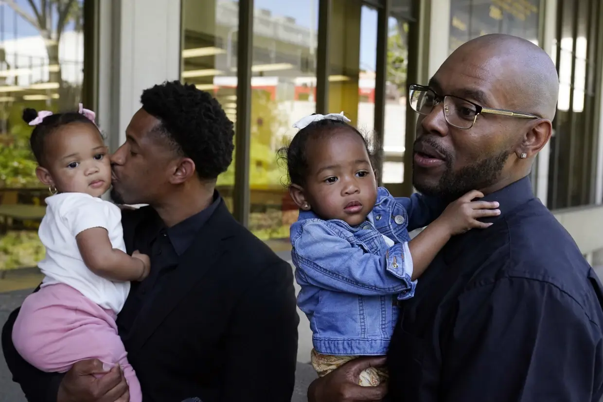 Двое мужчин, которые отсидели почти 17 лет в тюрьме после того, как были ошибочно осуждены в Калифорнии, признаны невиновными