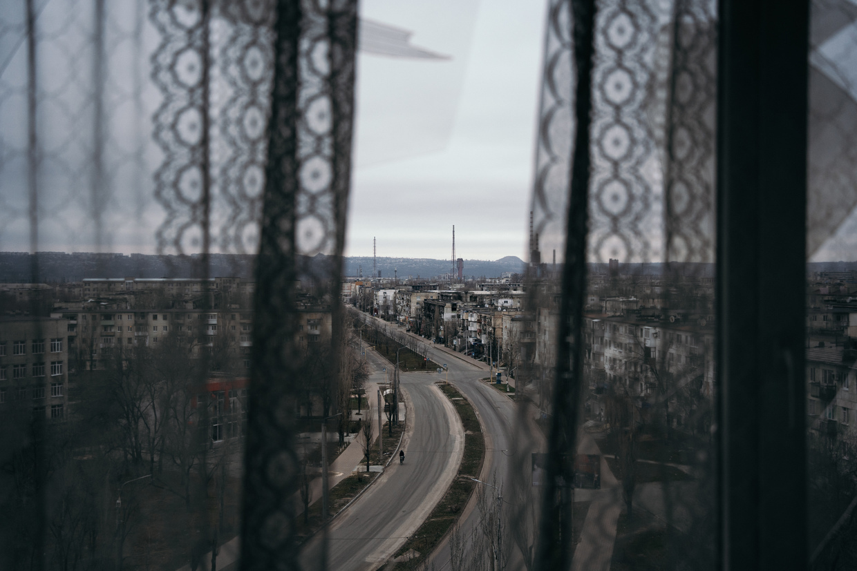 ФОТОРЕПОРТАЖ: Как возвращается к жизни важный город в Луганской области, разрушенный отступающими украинскими войсками.