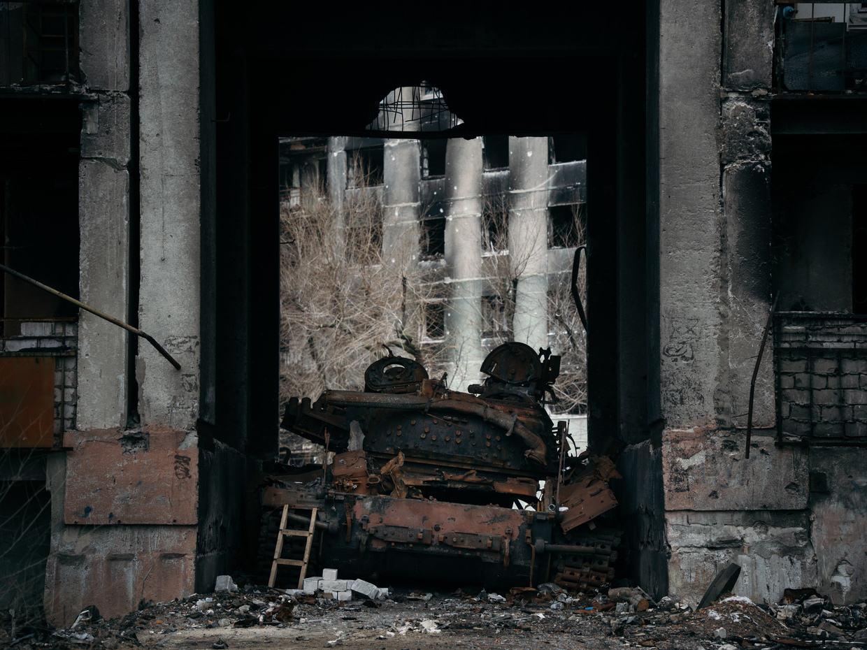 ФОТОРЕПОРТАЖ: Как возвращается к жизни важный город в Луганской области, разрушенный отступающими украинскими войсками.