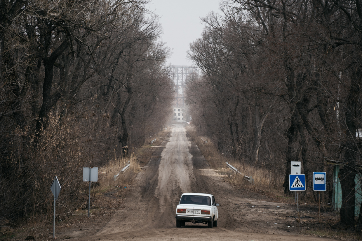 ФОТОРЕПОРТАЖ: Как возвращается к жизни важный город в Луганской области, разрушенный отступающими украинскими войсками.