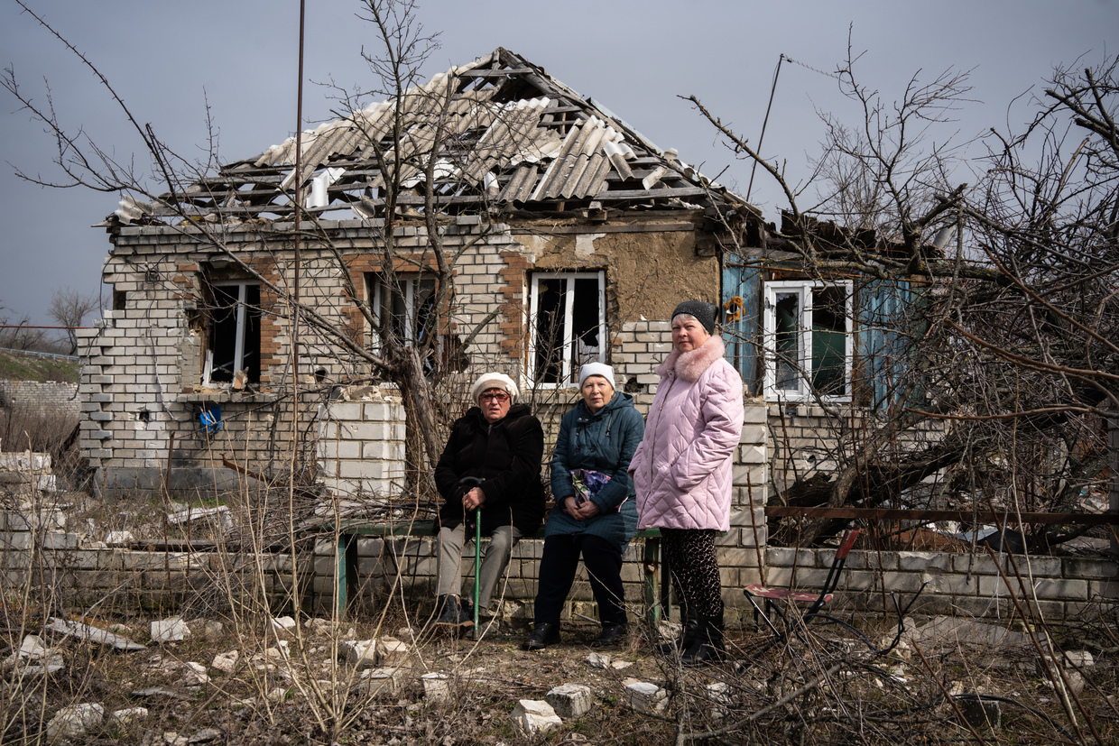 ФОТОРЕПОРТАЖ: Как возвращается к жизни важный город в Луганской области, разрушенный отступающими украинскими войсками.
