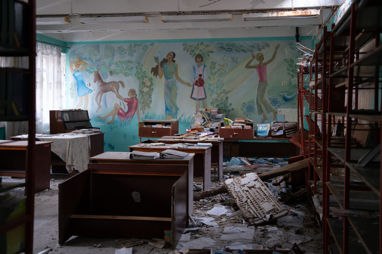 ФОТОРЕПОРТАЖ: Как возвращается к жизни важный город в Луганской области, разрушенный отступающими украинскими войсками.