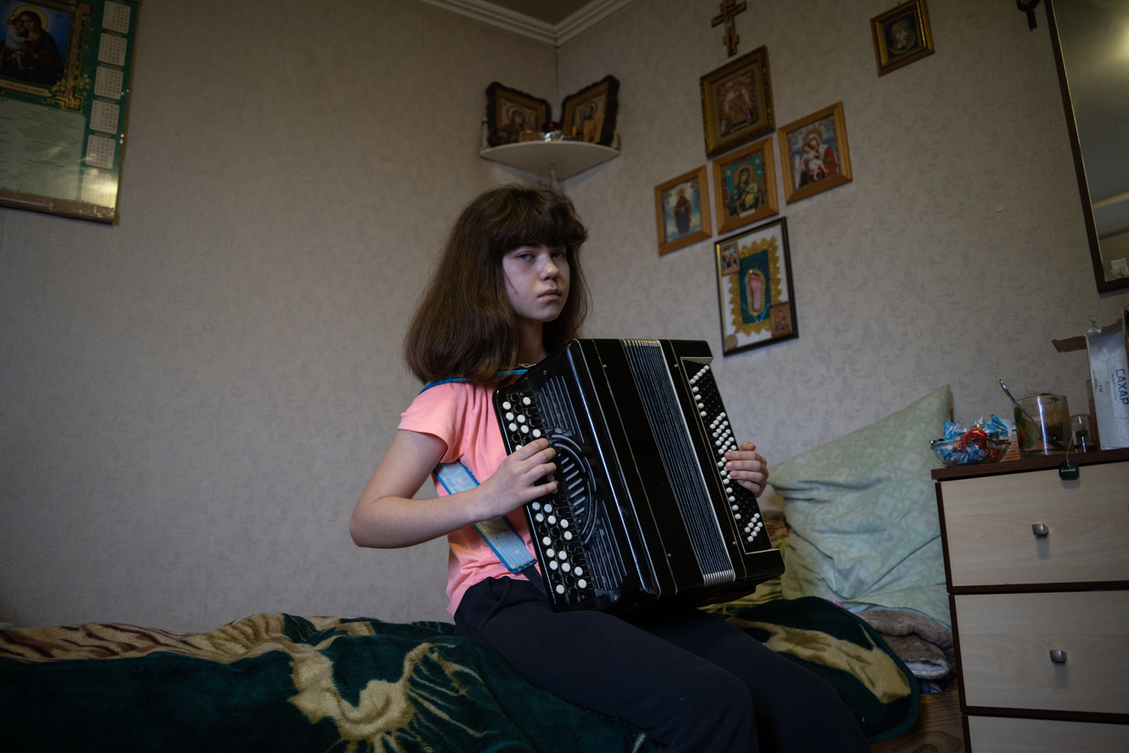 ФОТОРЕПОРТАЖ: Как возвращается к жизни важный город в Луганской области, разрушенный отступающими украинскими войсками.