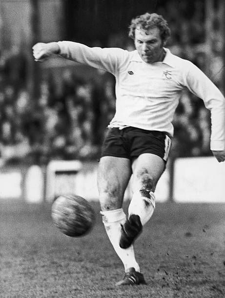 Обращение о возвращении семье Бобби Мура исторической финальной футболки чемпионата мира......