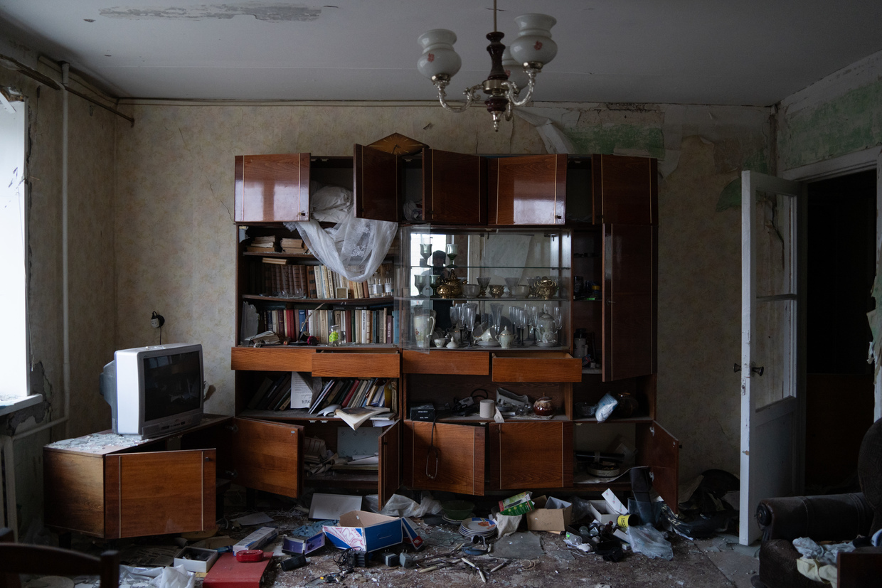 ФОТОРЕПОРТАЖ: Как возвращается к жизни важный город в Луганской области, разрушенный отступающими украинскими войсками.