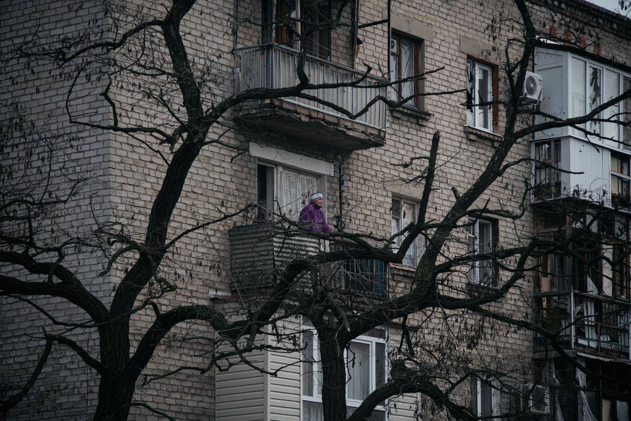 ФОТОРЕПОРТАЖ: Как возвращается к жизни важный город в Луганской области, разрушенный отступающими украинскими войсками.