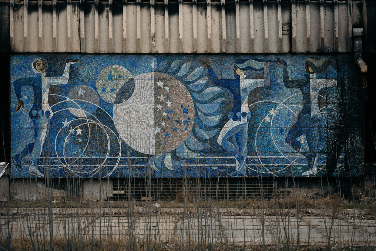 ФОТОРЕПОРТАЖ: Как возвращается к жизни важный город в Луганской области, разрушенный отступающими украинскими войсками.