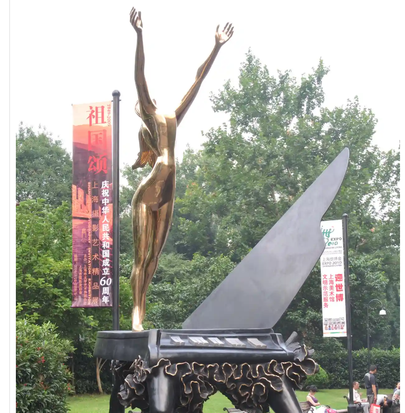 Это так сюрреалистично: знаменитые скульптуры Дали появятся на улицах английского рыночного городка