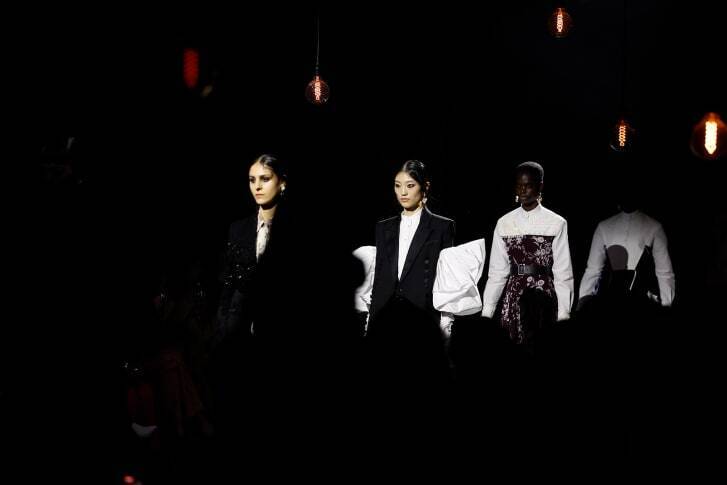 'Окончательный откат назад'. Внутри тревожного подиумного тренда моды.