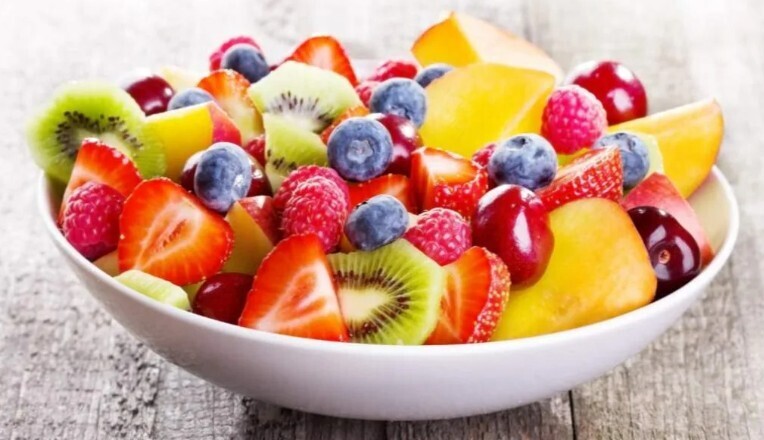 Фруктовый салат с ягодами. Идеальное летнее угощение