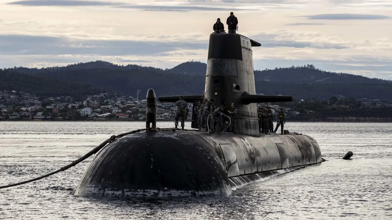 Австралия представляет крупнейшую оборонную реформу за последние десятилетия, настороженно присматриваясь к Китаю