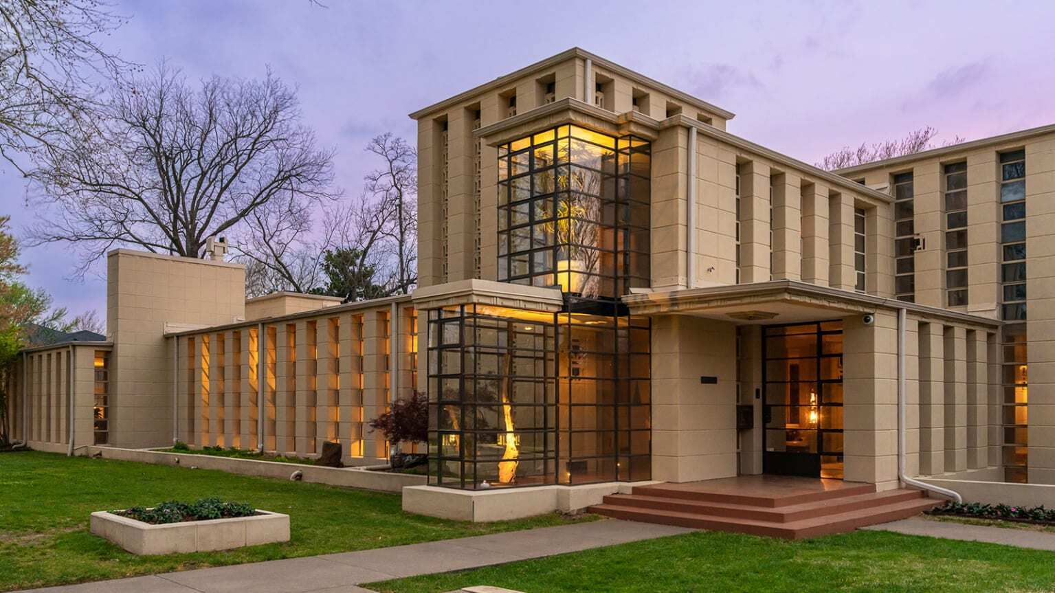 Массивный, недавно отреставрированный особняк Фрэнка Ллойда Райта выставлен на продажу