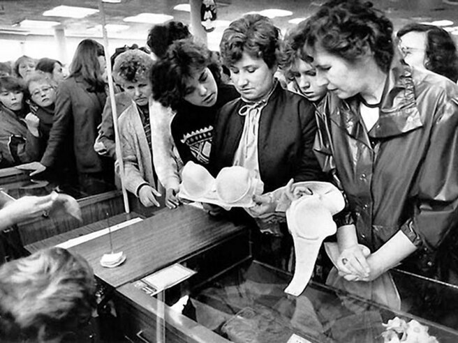 Нижнее бельё времён СССР. "Каждая советская женщина имеет право на качественный бюстгальтер и... панталоны"