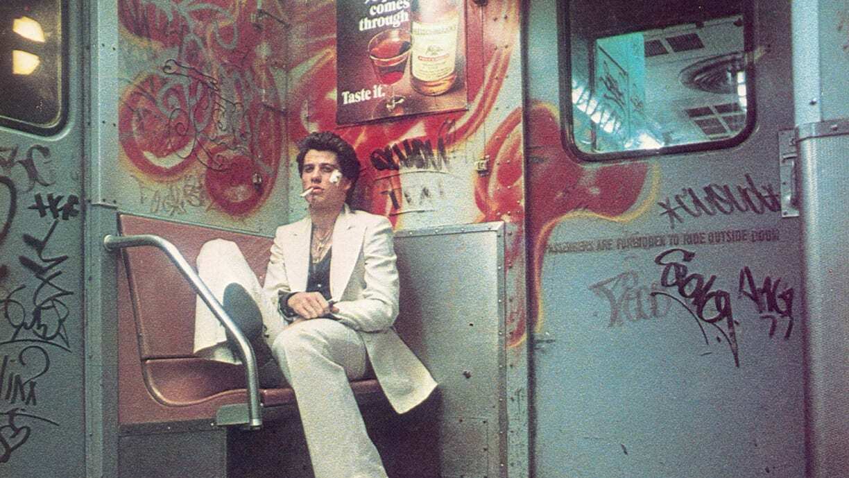 Белый костюм Джона Траволты из "Лихорадки субботнего вечера" продается на аукционе за 260 тысяч долларов