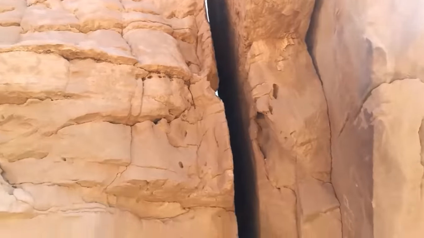 "Археологическая тайна скального образования Аль-Наслаа: петроглифы возрастом до 4000 лет и гладкая трещина в центре"