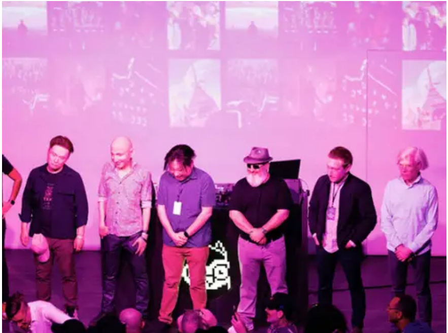 Художник Лэндон Мейер подарил Илону Маске маску с затейником и бюстгалатом