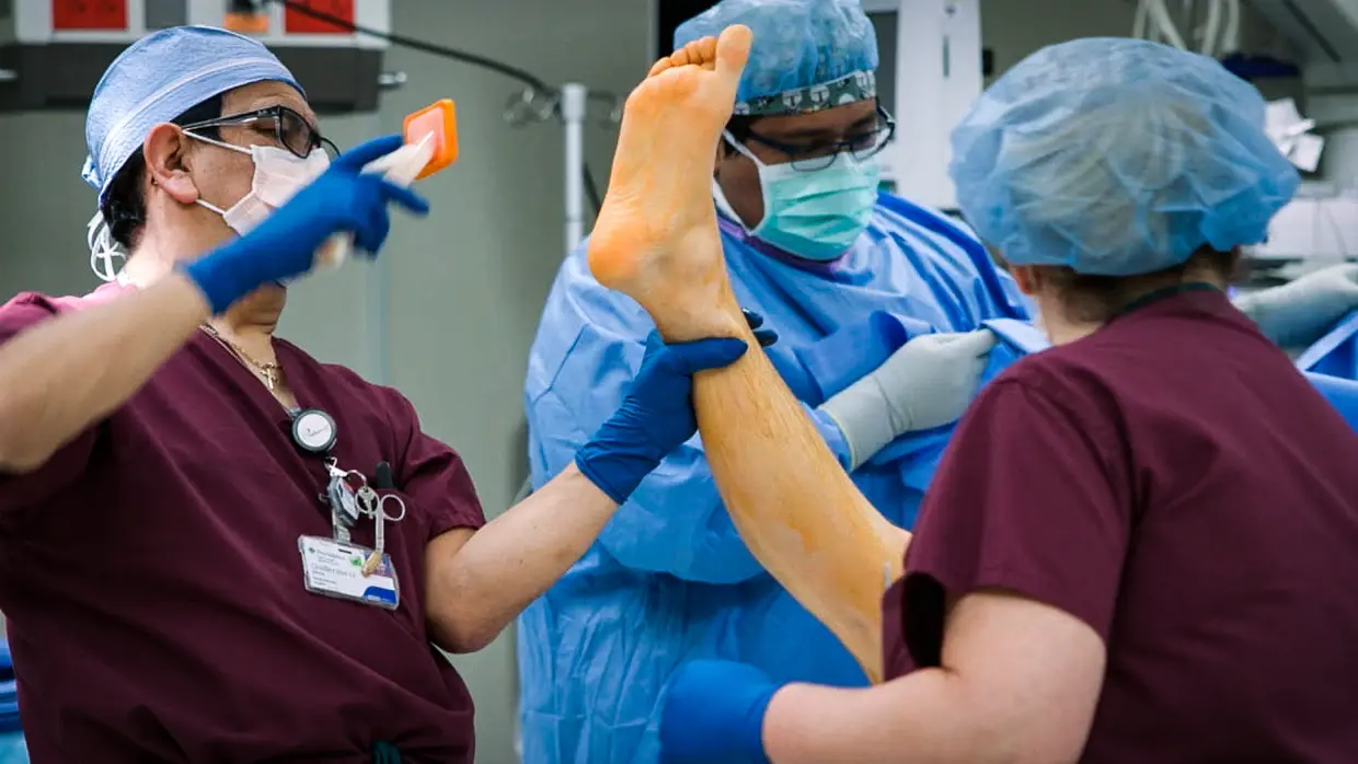 Врачи говорят, что операция по удлинению ног набирает популярность среди мужчин, стремящихся стать выше.