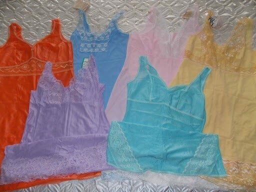 Нижнее бельё времён СССР. "Каждая советская женщина имеет право на качественный бюстгальтер и... панталоны"