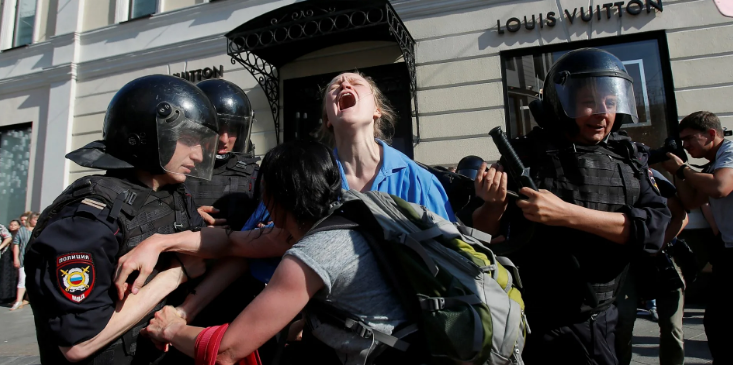 Путин продолжает делить граждан на своих и чужих. Россиян будут наказывать за оскорбление знакомых и родственников силовиков!