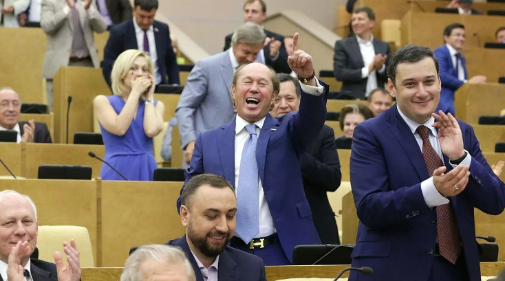 Депутаты России в 2023 году: огромные зарплаты и привилегии на фоне бедности половины населения