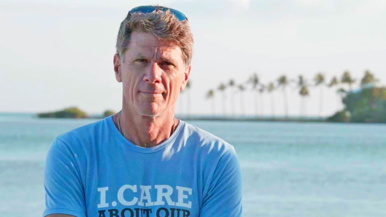 Этот герой CNN набирает дайверов-любителей, чтобы они помогали восстанавливать рифы во Флориде по одному кораллу за раз.