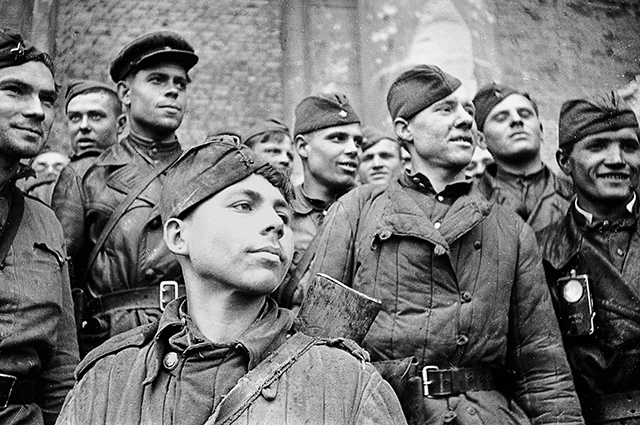 Вятский парень Григорий Булатов первым водрузил знамя Победы на рейхстаге. Вы об этом знали?