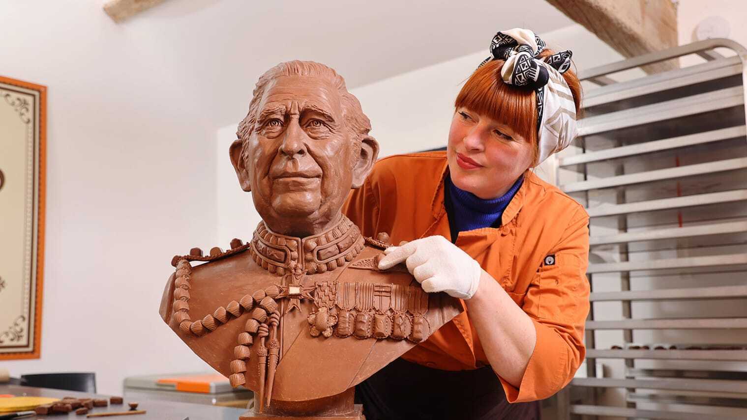 Шоколадная скульптура короля Карла III в натуральную величину открыта в честь коронации