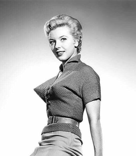 Нижнее бельё времён СССР. "Каждая советская женщина имеет право на качественный бюстгальтер и... панталоны"