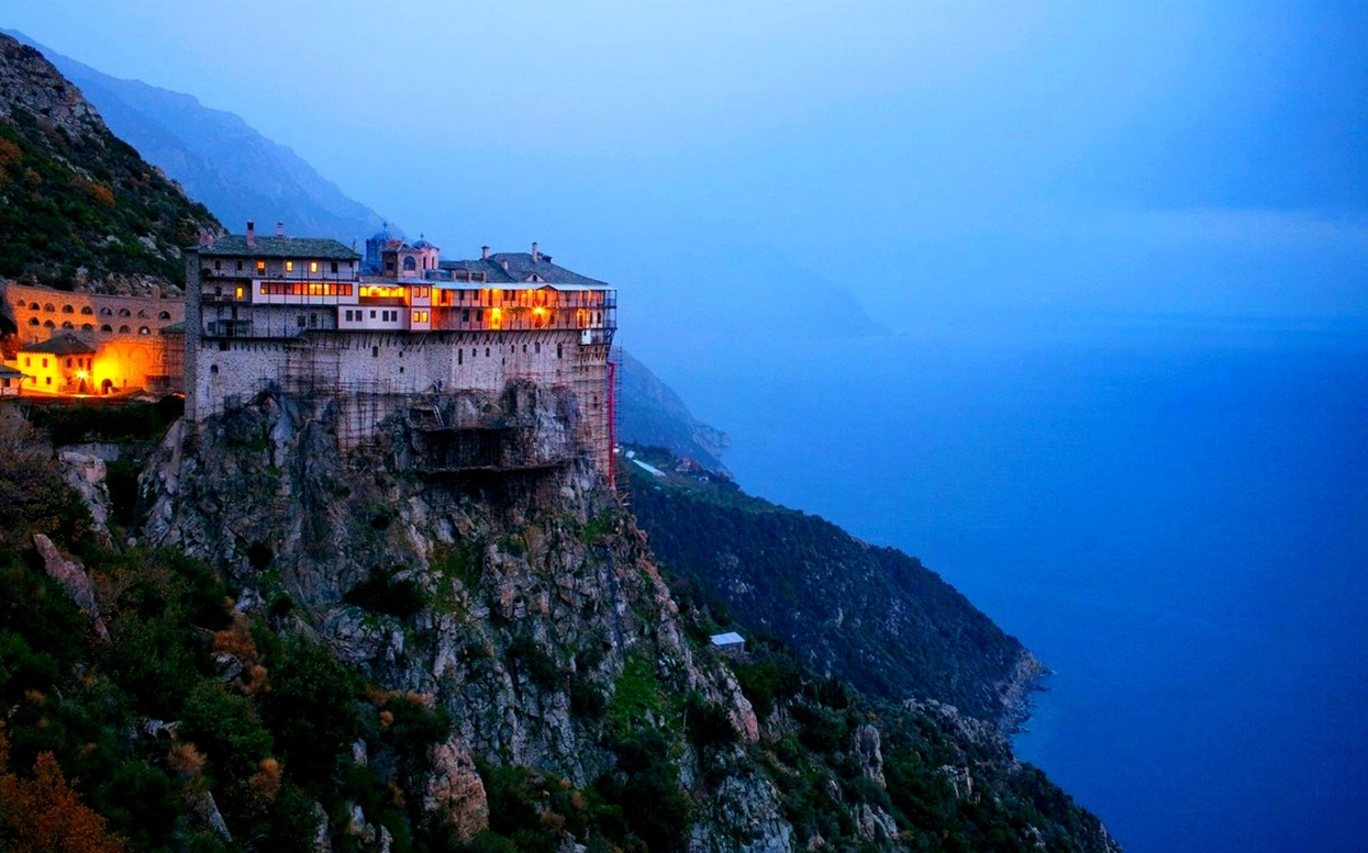 Самые красивые святыни планеты. Какими видами любуются монахи отшельники?