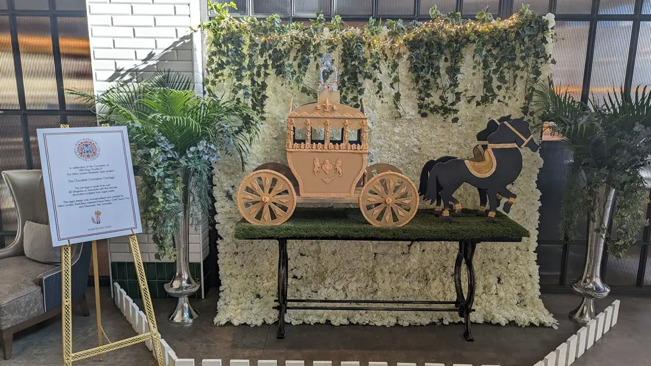 Забастовки, взвинченные цены на авиабилеты и ажиотаж в отелях: путеводитель по коронации.