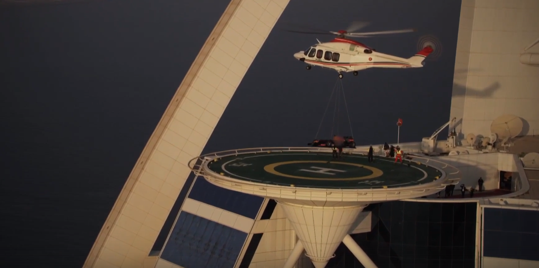 Зачем в Дубае затащили на небоскреб болид за 15 миллионов долларов? Интересное о Дубае.