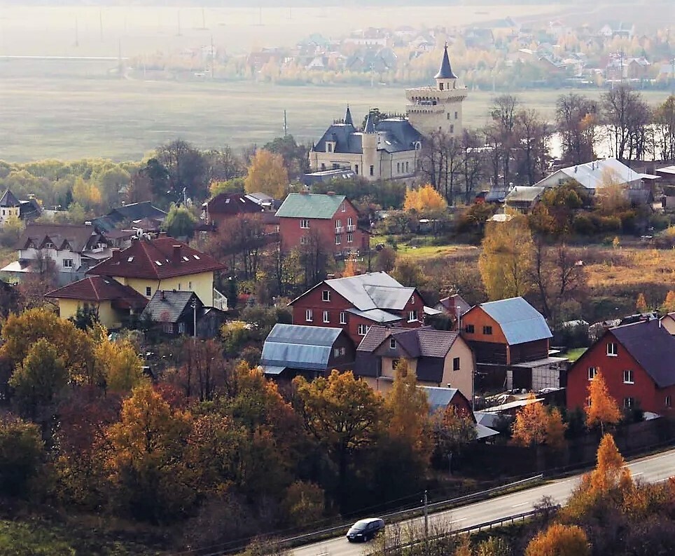Замок в деревне Грязь, планируют превратить в крупнейший в Европе крематорий