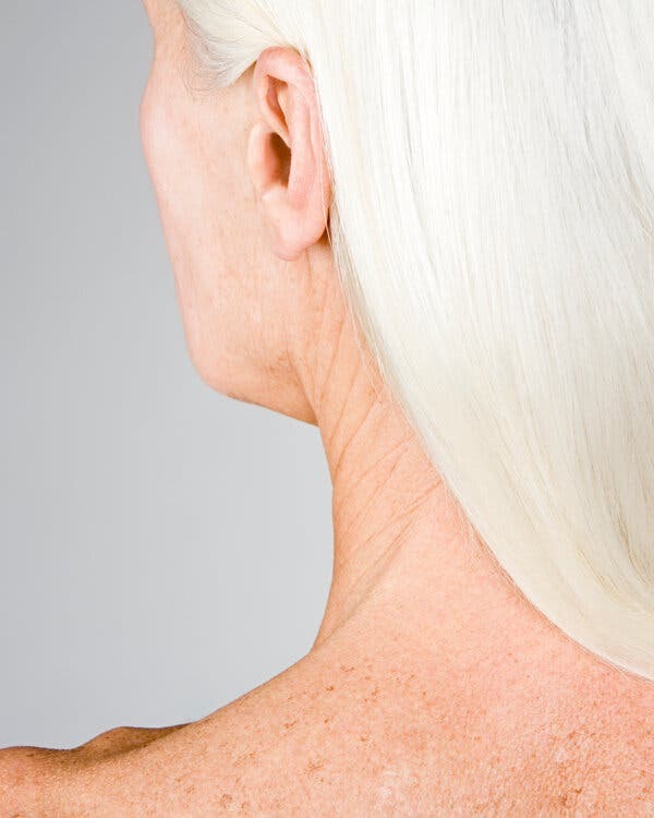 Почему моя шея выглядит намного старше моего лица? Нора Эфрон однажды написала: “Наши лица - ложь, а наши шеи - правда”. Что говорят эксперты по коже?