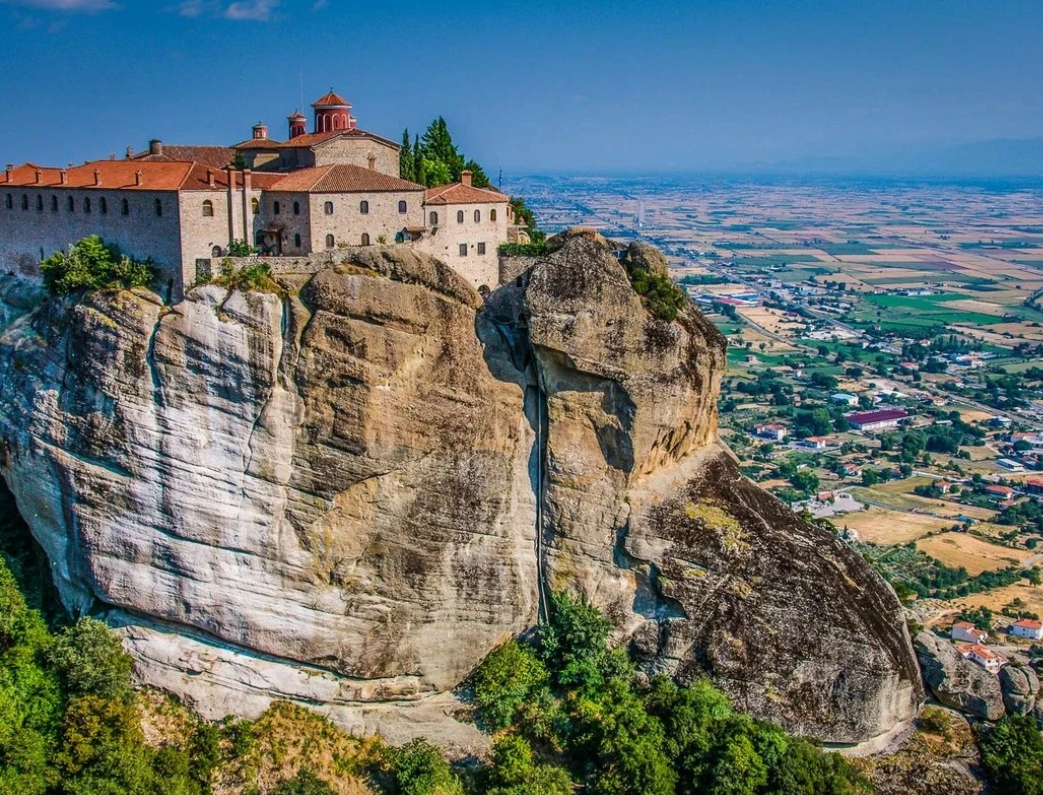 Самые красивые святыни планеты. Какими видами любуются монахи отшельники?