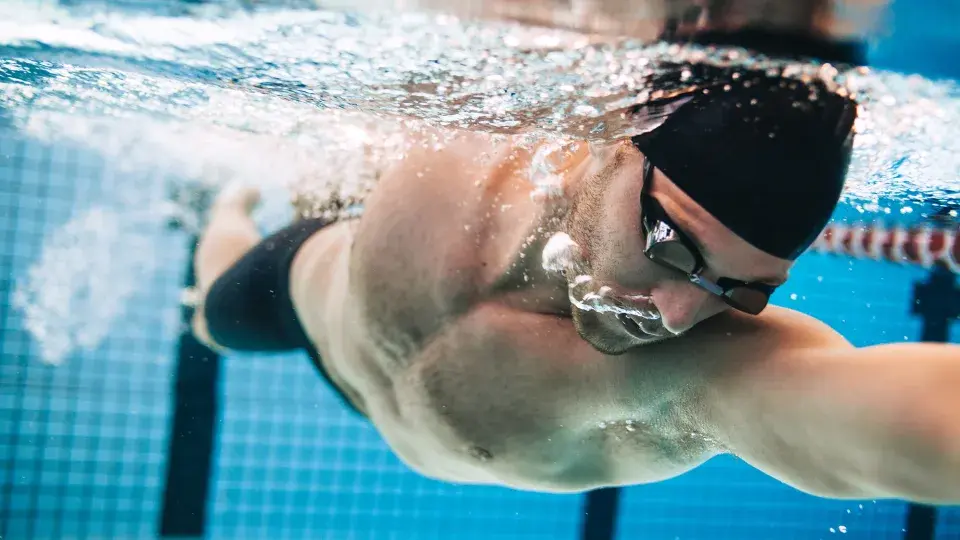 Бассейны против дикого плавания – эксперт по микробам, что хуже