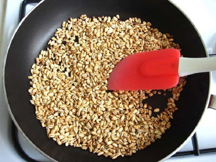 В последнее время я покупаю много дешевой перловой крупы в упаковке и готовлю необычный способ ее приготовления на сковороде