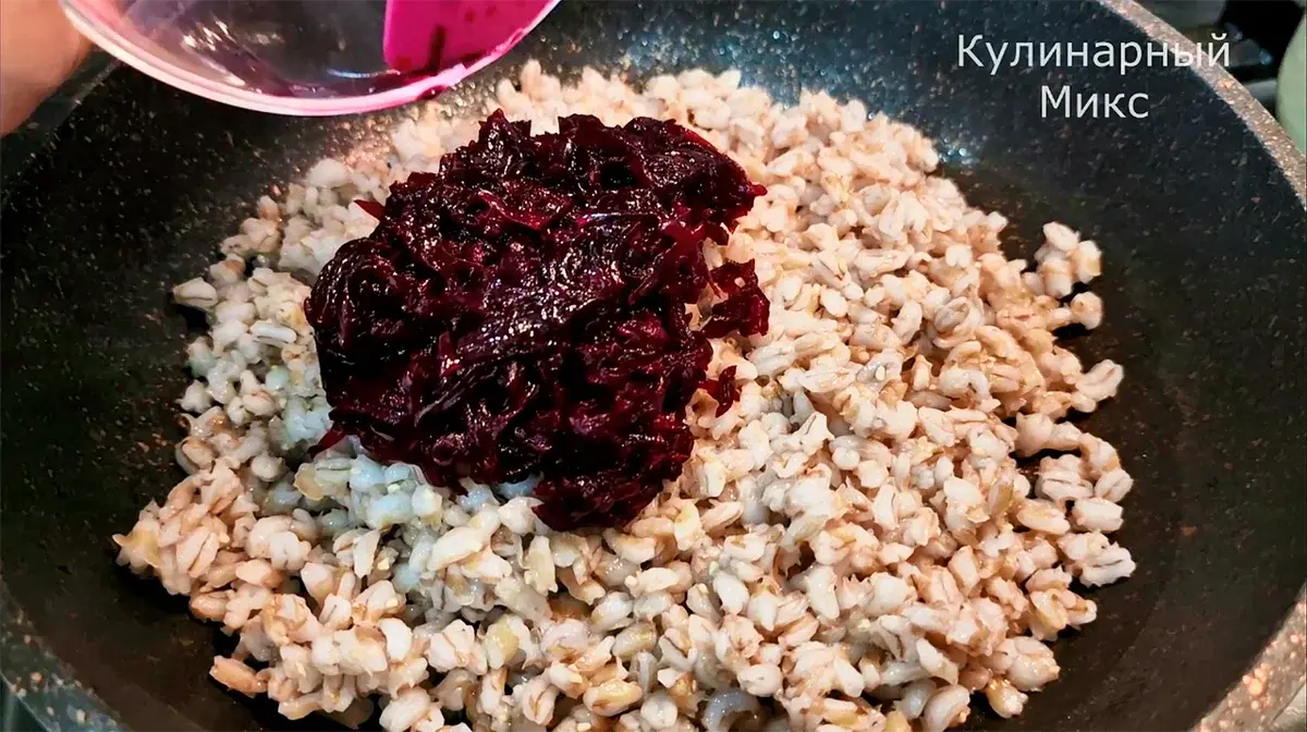 В последнее время я покупаю много дешевой перловой крупы в упаковке и готовлю необычный способ ее приготовления на сковороде