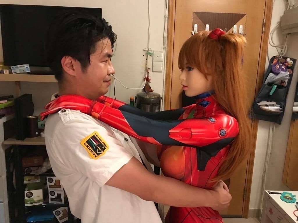 35-летний китаец женился на пластиковой кукле и вот что из этого вышло