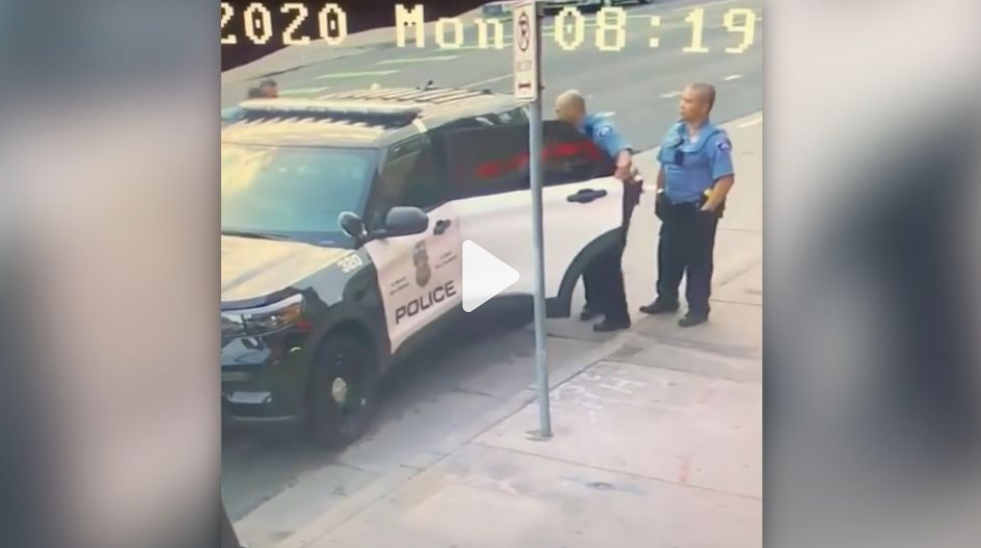 Офицер, который сдерживал толпу во время убийства Джорджа Флойда, осужден за пособничество непредумышленному убийству