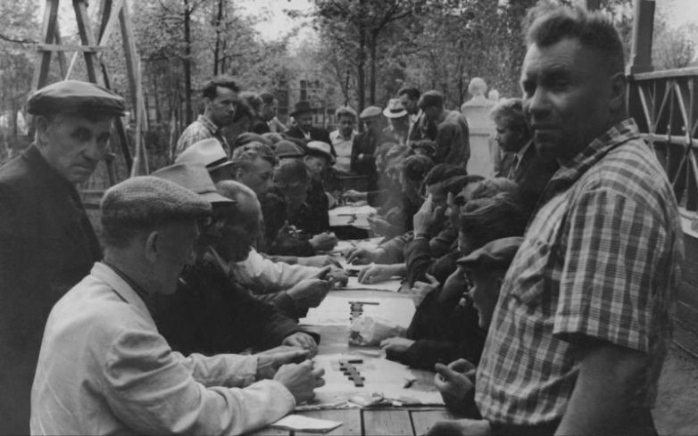 Жизнь в СССР: "Трус не играет в хоккей!" — как проводили досуг советские мужчины? Опрос