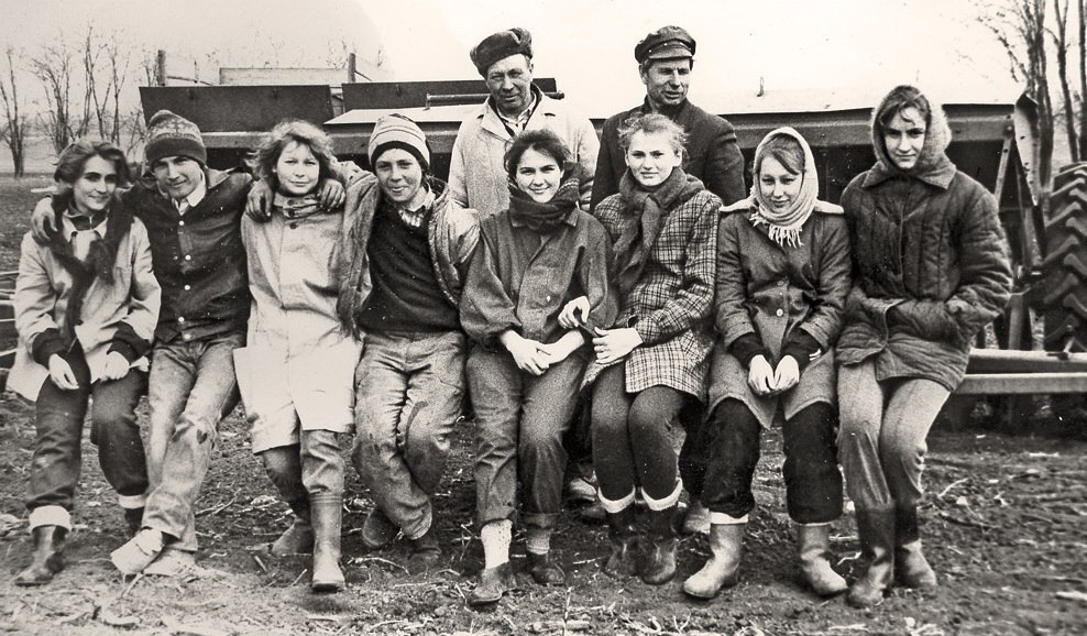 Вспоминаем традиции СССР. Почему студентов и школьников больше не отправляют на картошку? Опрос