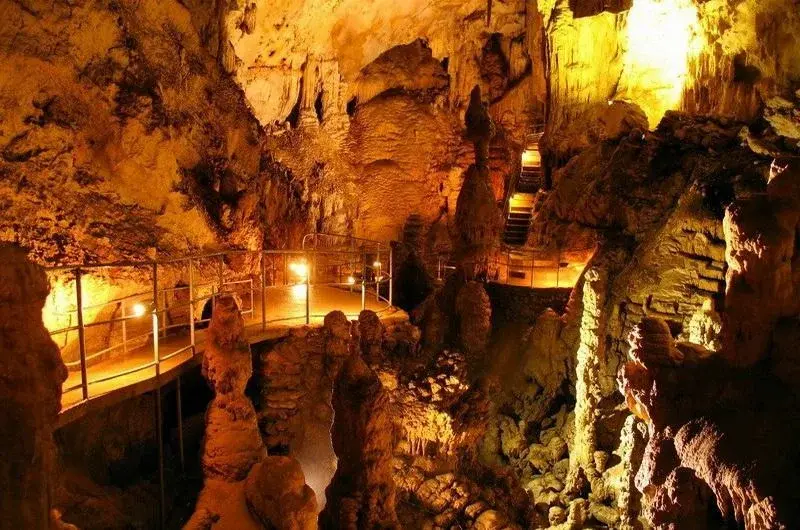 Крым и его уникальные пещеры.