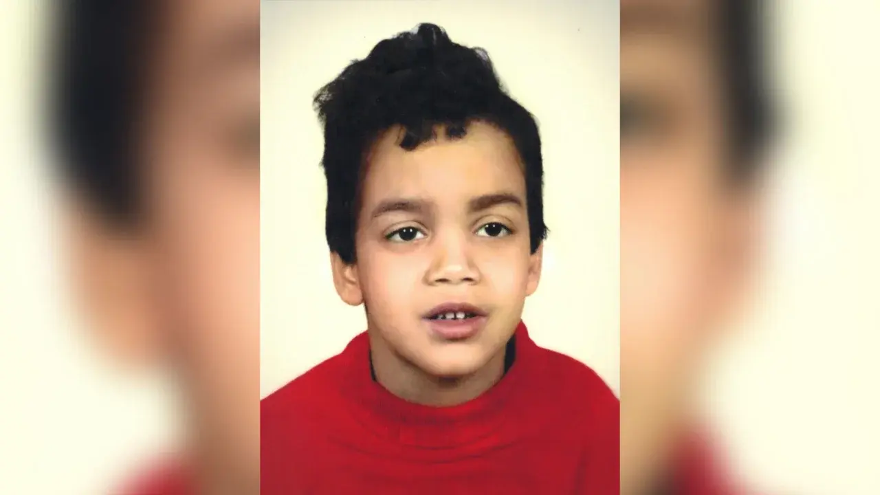 В середине 1980-х годов Пон, бывший военный, навел справки у ВВС Франции о возможности получения одного из их списанных истребителей Mirage III для вы